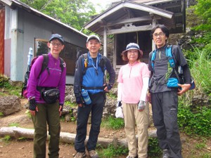 西峰避難小屋前で