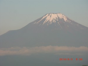 雲海の向こうに覗く富士山