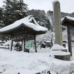 雪をかぶった神社