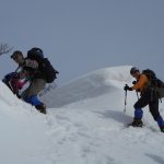 立烏帽子山の雪庇の横を登ります