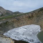 残雪の池と大汝峰