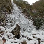 凍てついた偏妙の滝
