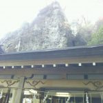 巨大な岩の前に建つ高住神社