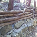 岩と間伐材を利用したベンチ（？）