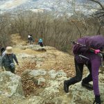 駒山城跡前の岩場を登る