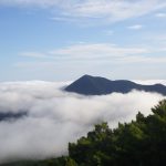 雲海に浮かぶ羅臼岳