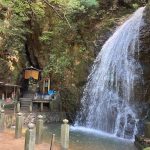 最明寺滝・落差10mほどの修験場の滝